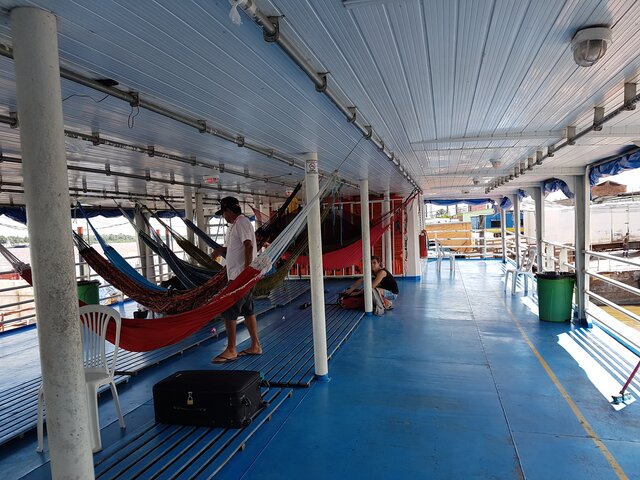 Arrivée bien en avance sur le bateau, direction Santarem